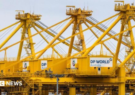 Australia dock workers call for 28-hour week in AI talks