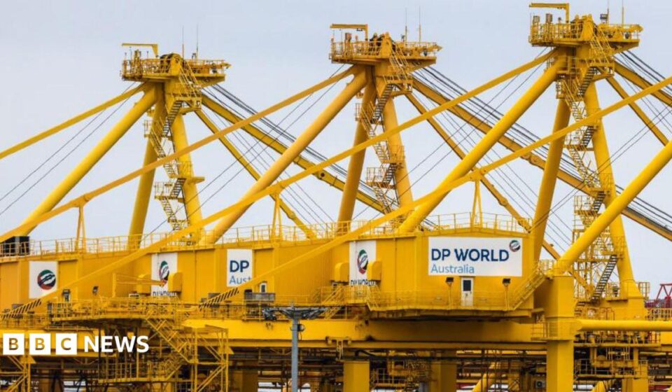 Australia dock workers call for 28-hour week in AI talks