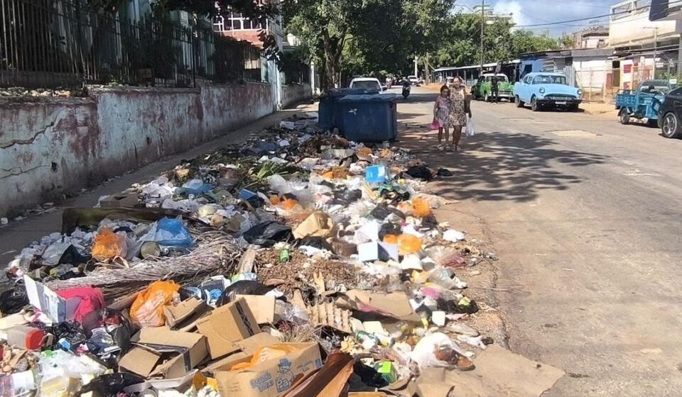 Basura: Oasis de limpieza en Línea, montañas de basura en otras calles