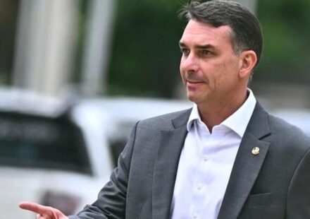 Brasil: El partido de Bolsonaro proclama a su hijo Flávio como candidato