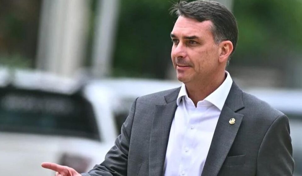 Brasil: El partido de Bolsonaro proclama a su hijo Flávio como candidato