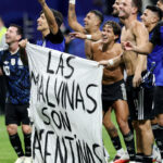 Buenos Aires locals support Argentine footballers over World Cup Falkland banner