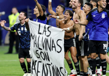 Buenos Aires locals support Argentine footballers over World Cup Falkland banner