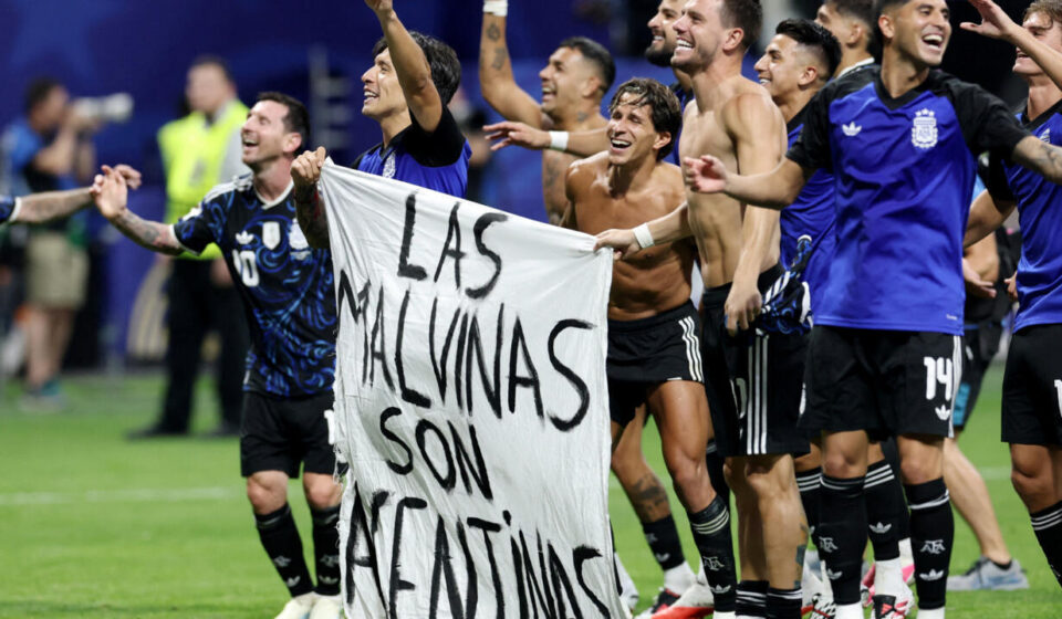 Buenos Aires locals support Argentine footballers over World Cup Falkland banner