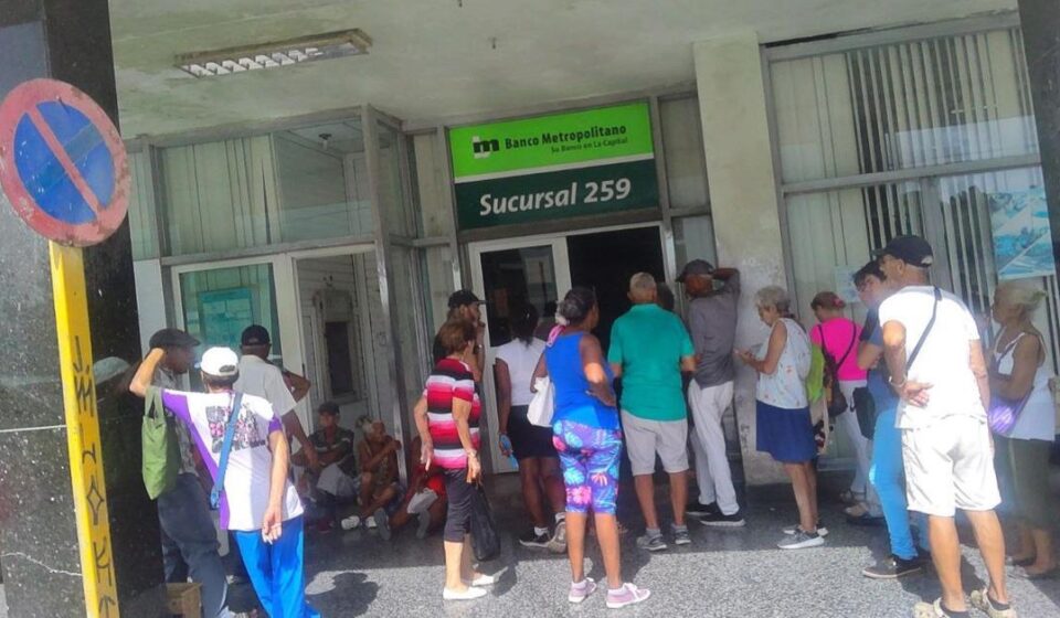 Cuba: Eliminan el límite máximo de 5.000 pesos en efectivo en bancos
