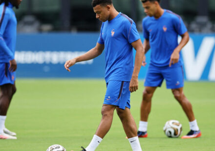 Disappointed France and England to face off in third place World Cup match