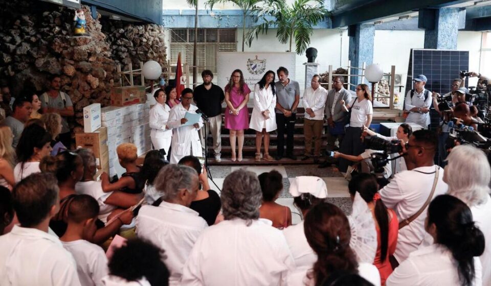 Donaciones: Open Arms entrega paneles solares e insumos a un pediátrico de La Habana