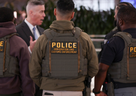 EE UU: El ICE busca añadir 5.500 camas de detención para migrantes