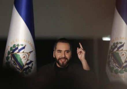 El Salvador: Bukele, que busca un tercer mandato, defiende la reelección indefinida