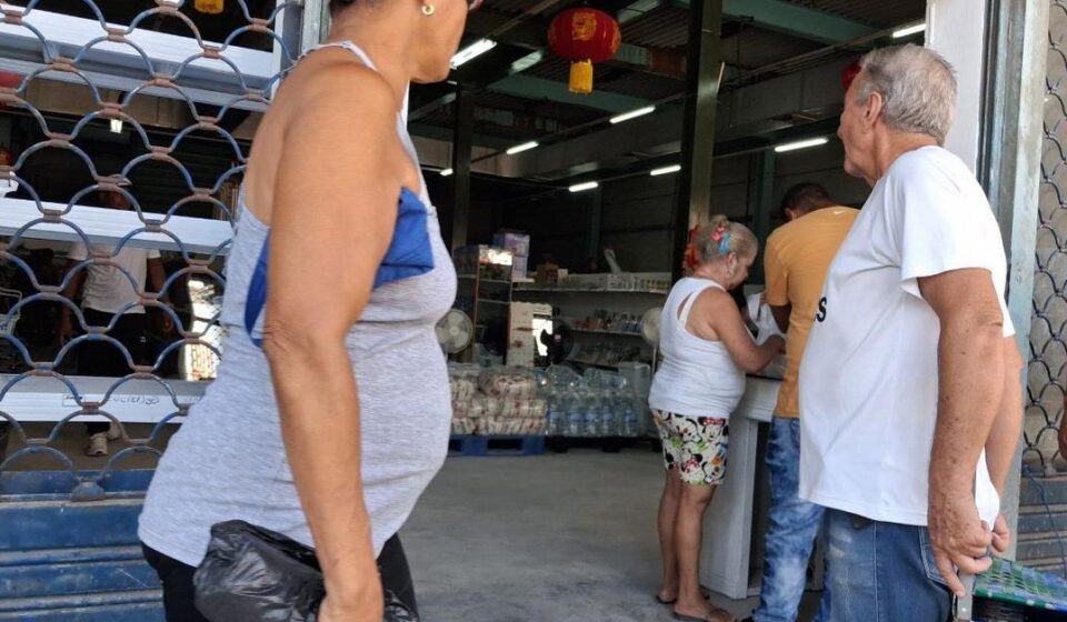 Foto del día: Abre un nuevo comercio chino en pesos y con altos precios