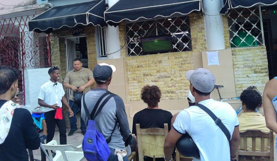 Foto del día: En Cuba, la final del Mundial también se juega contra los apagones