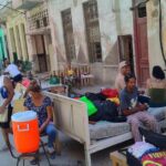 Foto del día: Los desalojaron en La Habana y duermen en la calle
