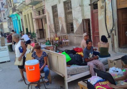 Foto del día: Los desalojaron en La Habana y duermen en la calle
