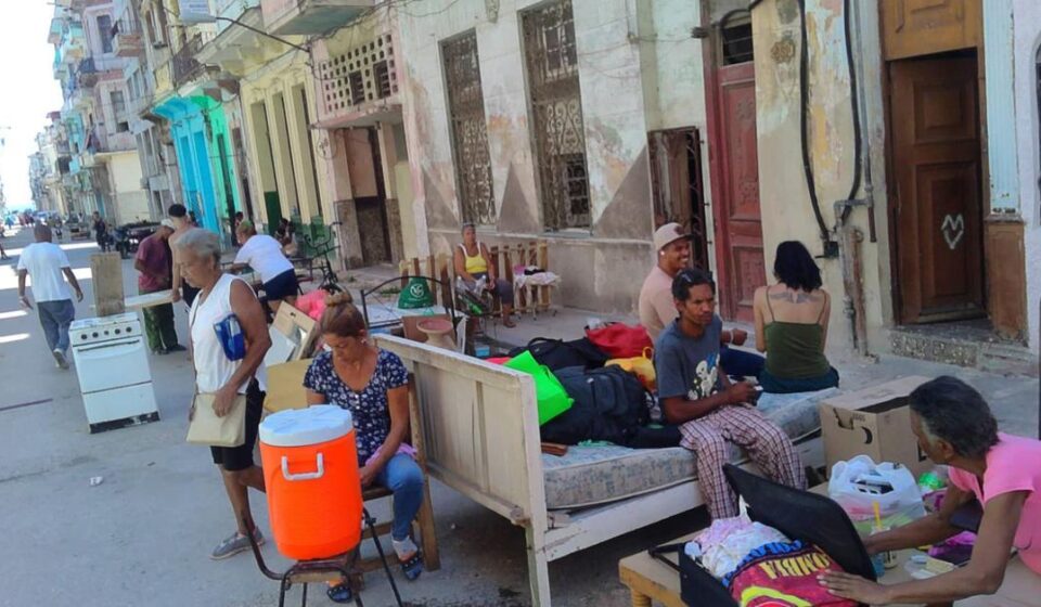 Foto del día: Los desalojaron en La Habana y duermen en la calle