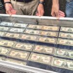 Foto del día: Suspiros por los viejos pesos cubanos, iguales a dólares