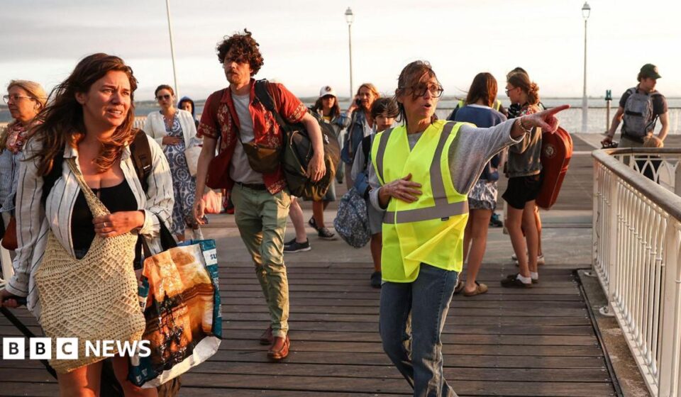 France orders evacuation of Cap Ferret peninsula as hundreds flee wildfires