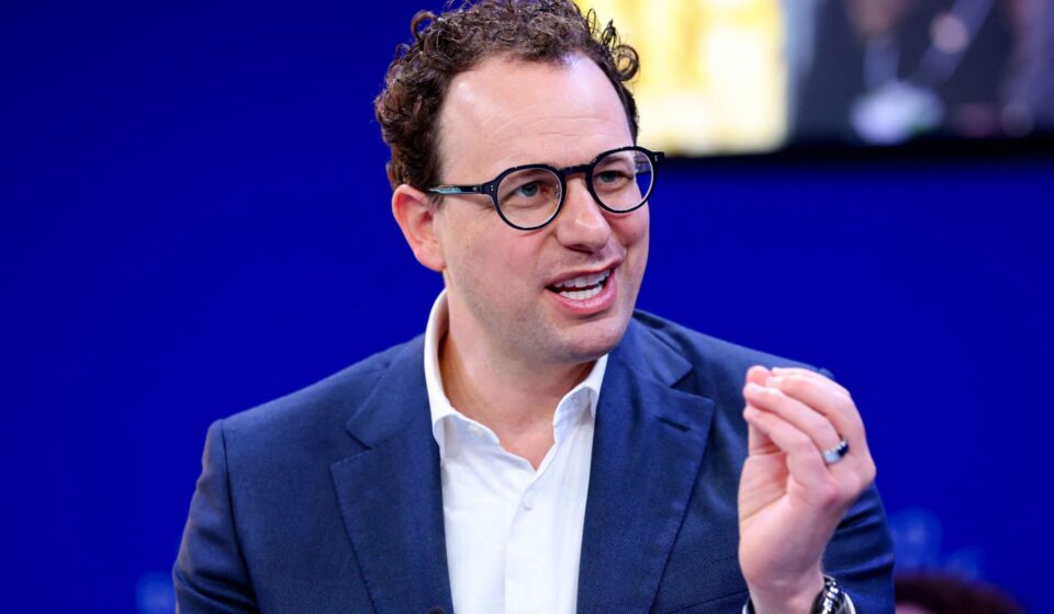 From Silicon Valley to DC, tech world obsessed with AI distillation