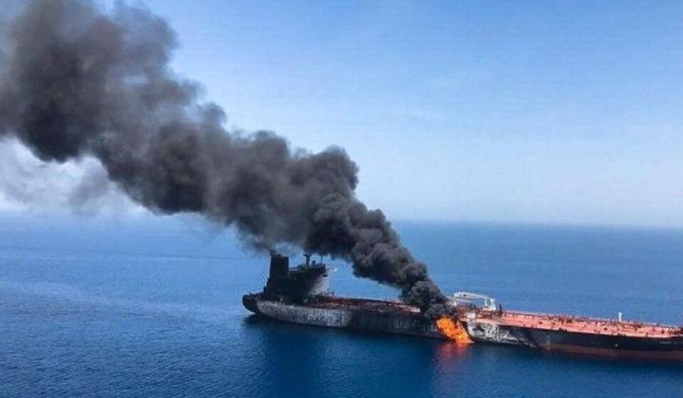 Golfo Pérsico: Irán dice que dos petroleros explotaron en Ormuz el domingo