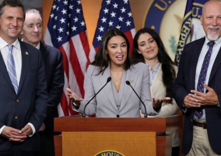 House advances bill barring sitting Congress members from buying stocks