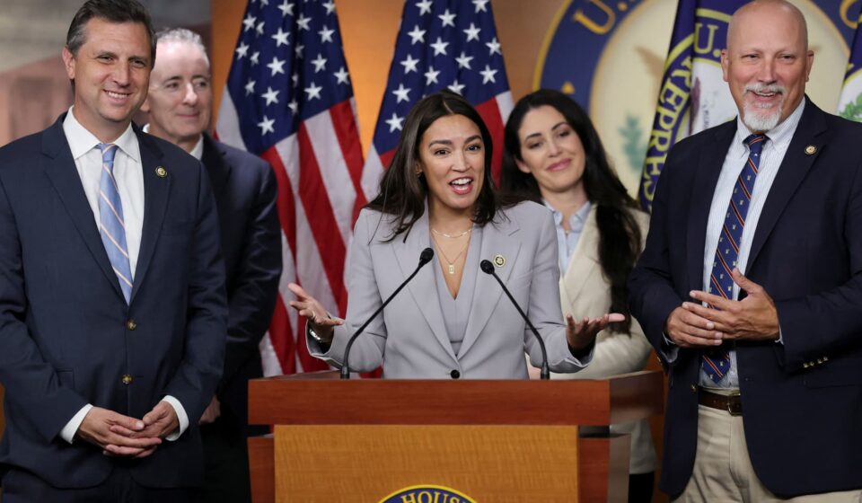 House advances bill barring sitting Congress members from buying stocks