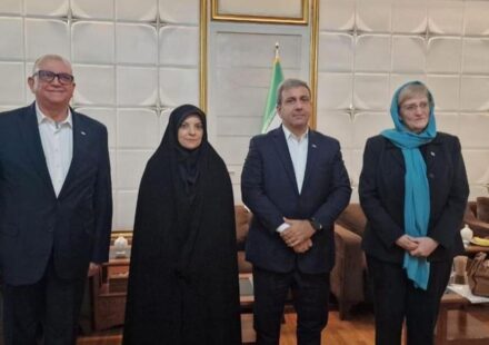 Irán: Irán convierte funeral de Jameneí en demostración de fuerza