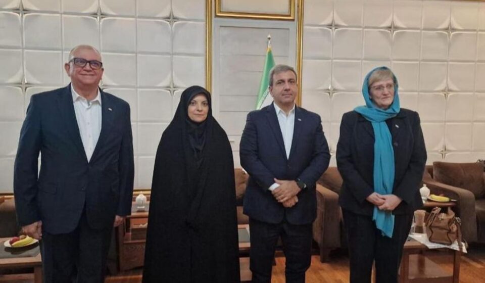 Irán: Irán convierte funeral de Jameneí en demostración de fuerza