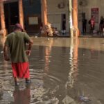 La Habana: La lluvia y las alcantarillas tapadas forman un río sucio