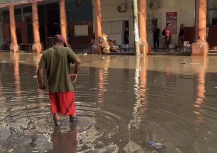 La Habana: La lluvia y las alcantarillas tapadas forman un río sucio