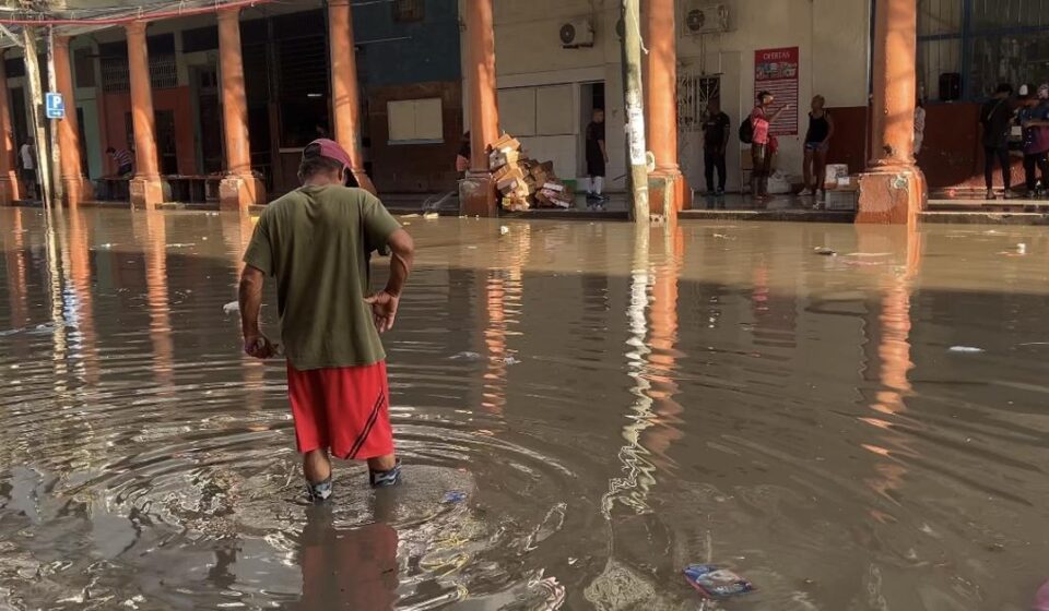 La Habana: La lluvia y las alcantarillas tapadas forman un río sucio