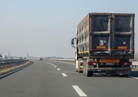 La importancia de implementar un localizador GPS para vehículos en la gestión de flotas moderna