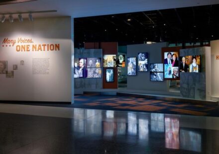 Migración: Una exposición reivindica en Miami a los inmigrantes como esencia de Estados Unidos