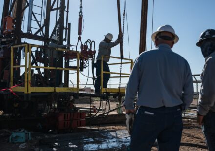 Oil falls on report Pakistan pushing for new U.S.-Iran talks