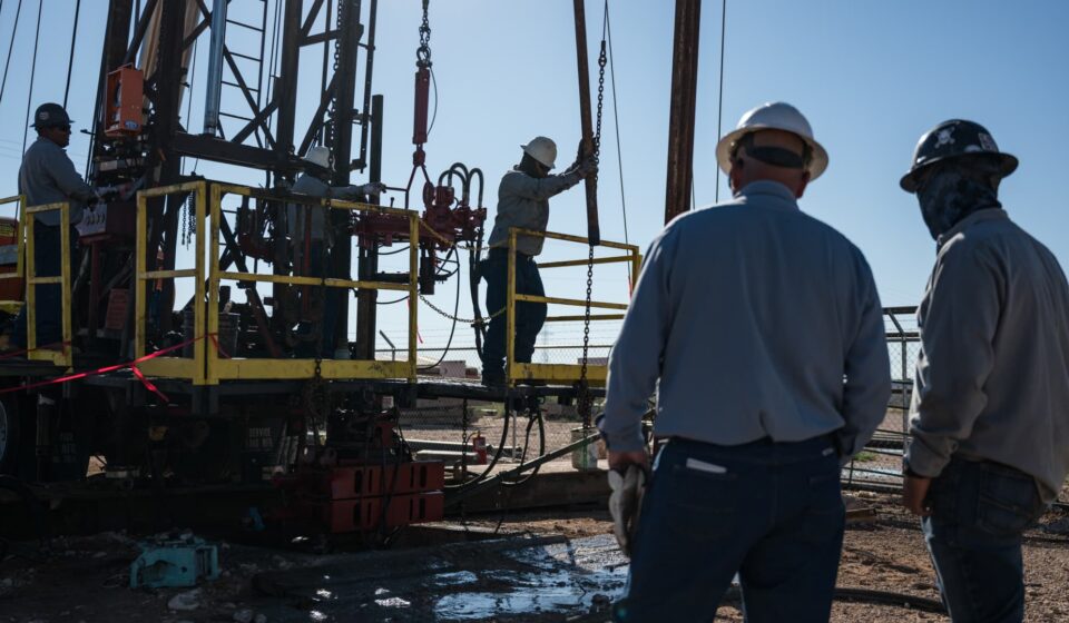 Oil falls on report Pakistan pushing for new U.S.-Iran talks