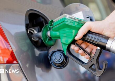 Oil price dives as US and Iran pause attacks