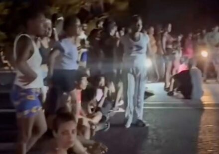 Protestas: Madres y niños bloquean la avenida 23 como protesta y denuncian represalias