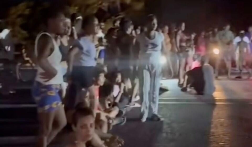 Protestas: Madres y niños bloquean la avenida 23 como protesta y denuncian represalias