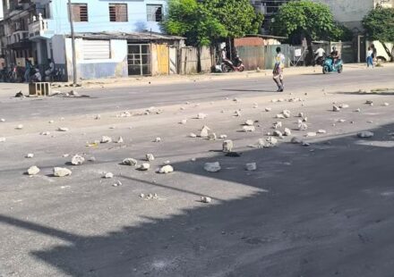 Protestas: Vecinos de Luyanó bloquean una calle por la falta de agua