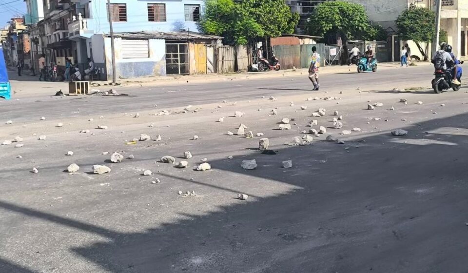 Protestas: Vecinos de Luyanó bloquean una calle por la falta de agua