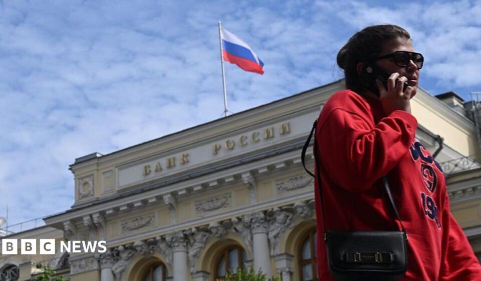 Russians turn to cash putting more strain on slowing wartime economy