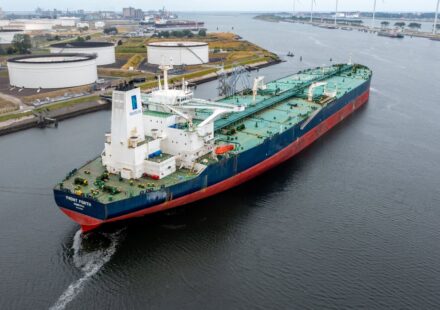 Strait of Hormuz traffic: renewed U.S.-Iran conflict chokes Hormuz