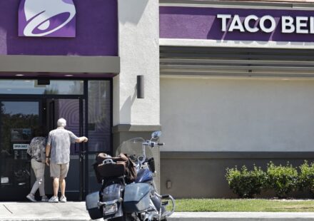 Taco Bell removes lettuce linked to cyclosporiasis outbreak from restaurants