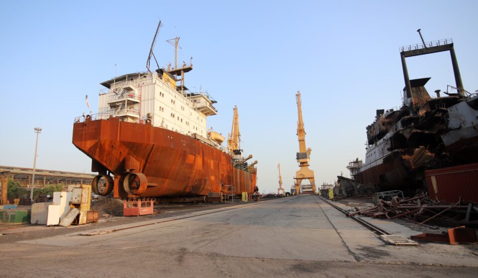 U.S. strikes Iran as tanker hit in Hormuz; 10-day ceasefire in focus