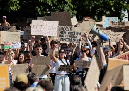 Ukraine: Protest in Kyiv after Zelenskyy ousts defense minister