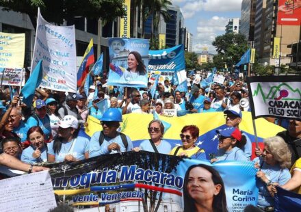 Venezuela: Venezuela Cientos exigen elecciones y el regreso de Machado