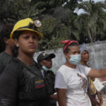 Venezuelans dig to find their loved ones - Focus