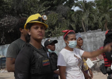 Venezuelans dig to find their loved ones - Focus