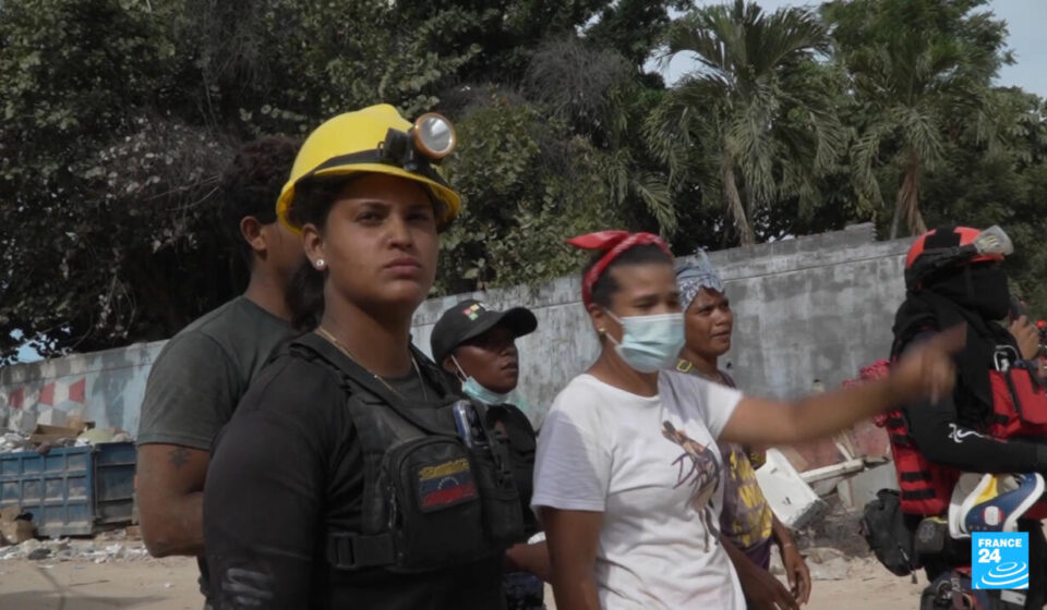 Venezuelans dig to find their loved ones - Focus
