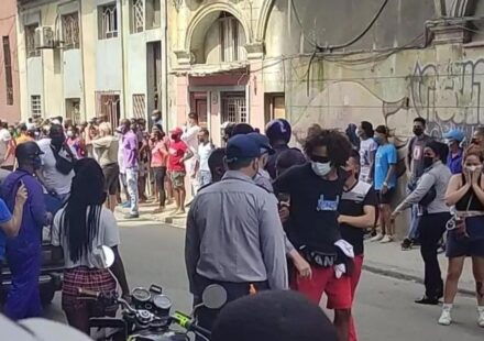 Vigilia frente a la Embajada de Cuba en Washington por el quinto aniversario del 11J