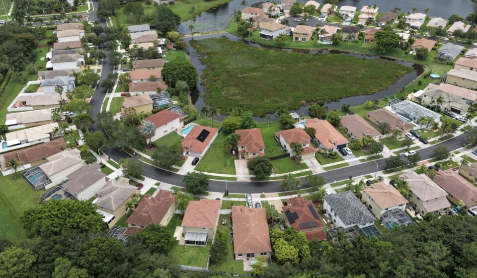 Weekly mortgage demand drops as rates remain stuck in a narrow range