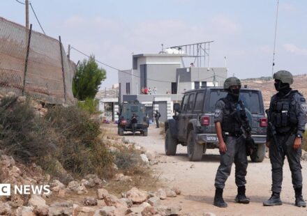 Activists deliver aid to Palestinians in homes besieged by Israeli settlers